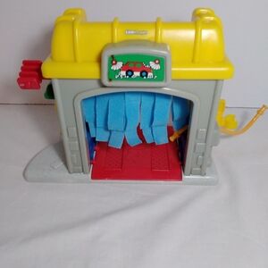Fisher Price Little People Car Wash Road Trip Ready Garage Model 2002